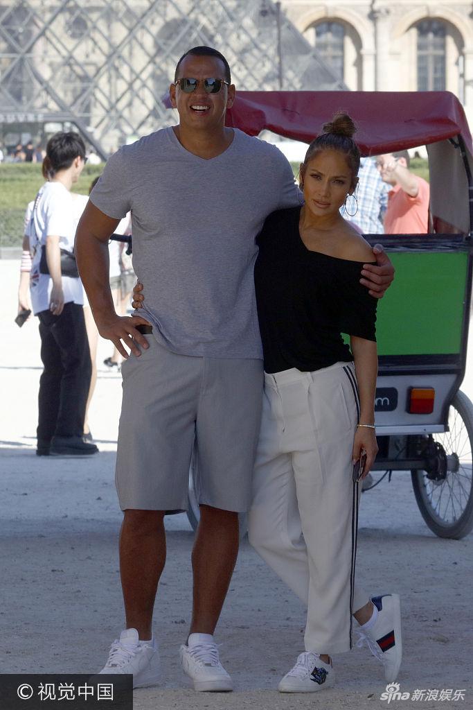 组图:甜掉牙!洛佩兹与壮汉男友街头秀恩爱