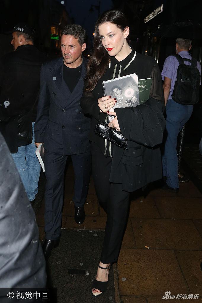 丽芙-泰勒助阵贝家公子摄影展 获男友护驾大红唇冷艳