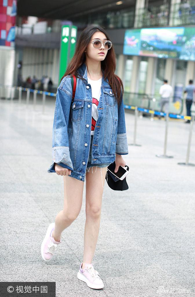 林允穿牛仔短裤大秀美腿 见镜头甜笑小酒窝超迷人