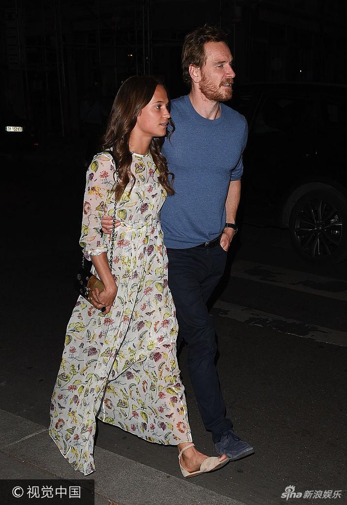 组图:超甜蜜!法鲨携女友现身单手搂腰呵护有加