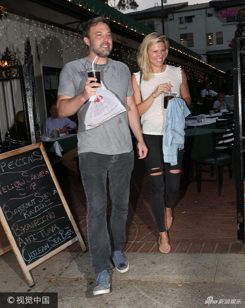 本-阿弗莱克与新女友喝饮料甜蜜对望