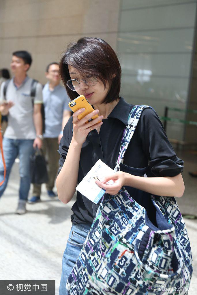 组图郑爽素颜现身机场头发凌乱一路聊语音心情不错