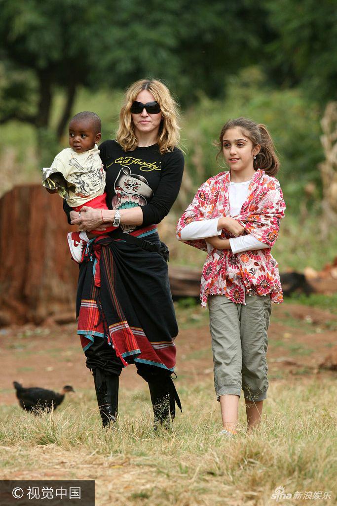 麦当娜一家三口外出散步 养子挥手超萌女儿颜值高