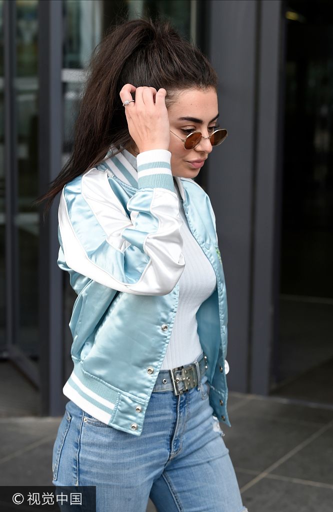 组图:"洗茶妹"查莉青春棒球衫 戴银链大耳环显叛逆不羁