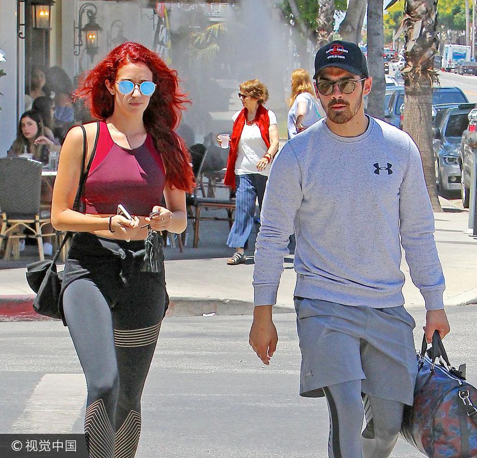 当地时间2017年8月1日,美国谢尔曼奥克斯,乔·乔纳斯( joe jonas)和他