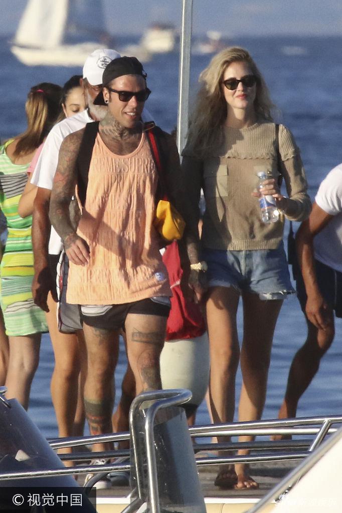 组图:时尚博主穿泳装秀大长腿 与男友晒日光浴如胶似漆