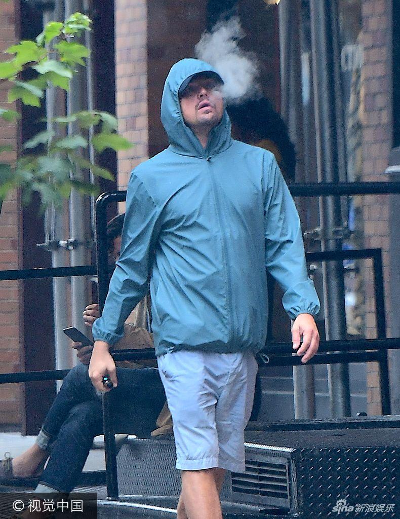 组图莱昂纳多街头吞云吐雾走路姿势销魂雨天闲逛心情靓