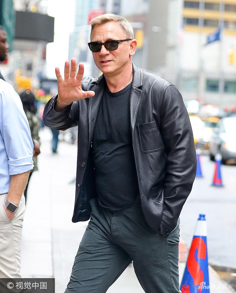 组图:49岁丹尼尔-克雷格现身 穿皮西装架墨镜潇洒依旧