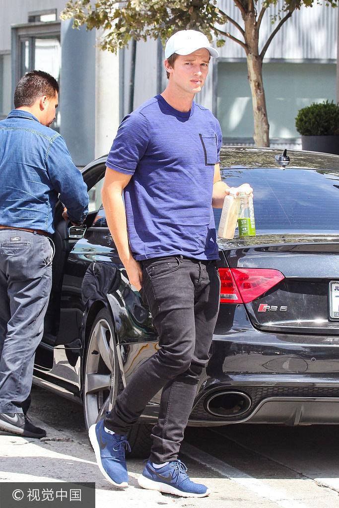 组图施瓦辛格长子戴鸭舌帽一身休闲见镜头皱眉表情迷离