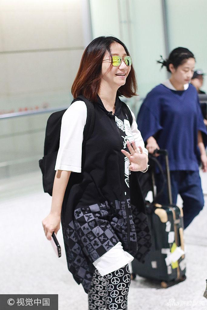 组图:陶晶莹素颜现身机场戴潮镜 对镜头不断露甜笑
