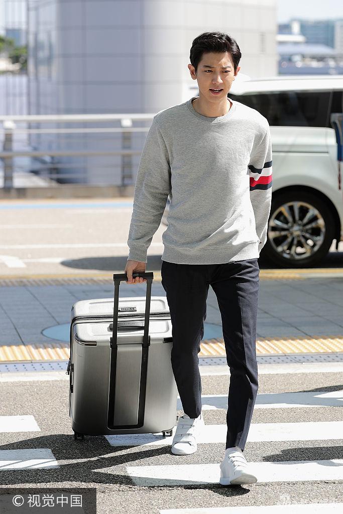 组图:朴灿烈灰色运动衣显帅气有型 冲镜头比耶卖萌画风可爱