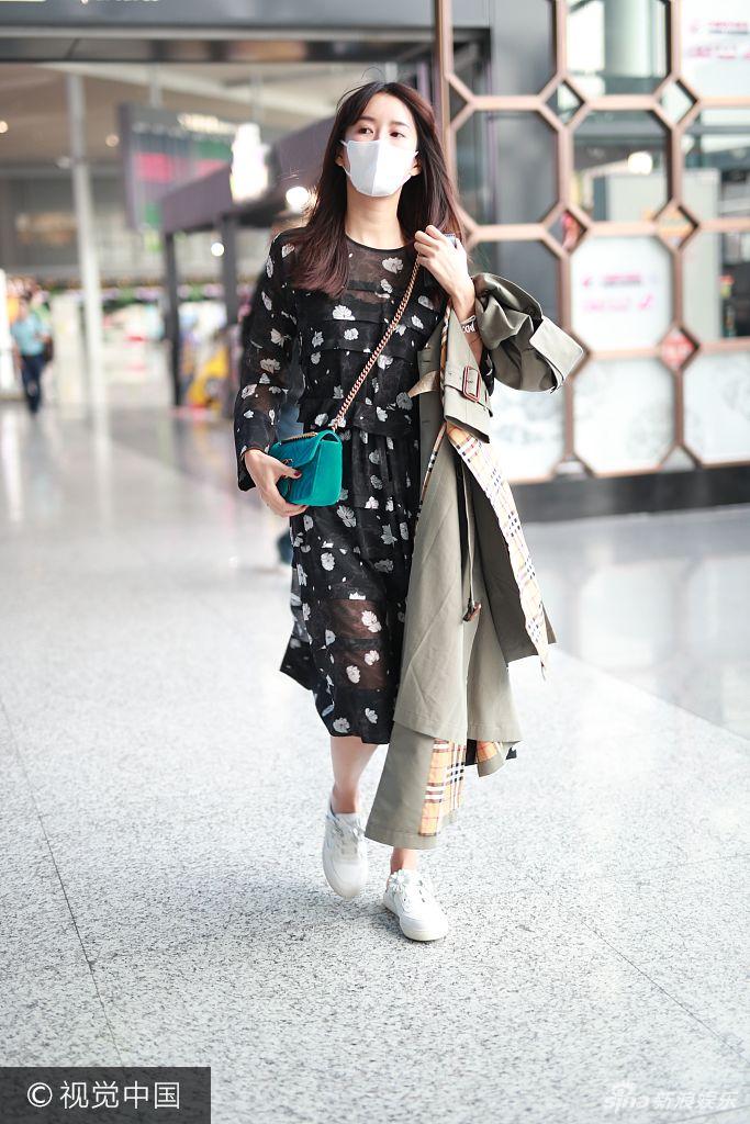 组图:辣妈张子萱穿碎花裙现身机场 口罩遮面眉头紧锁