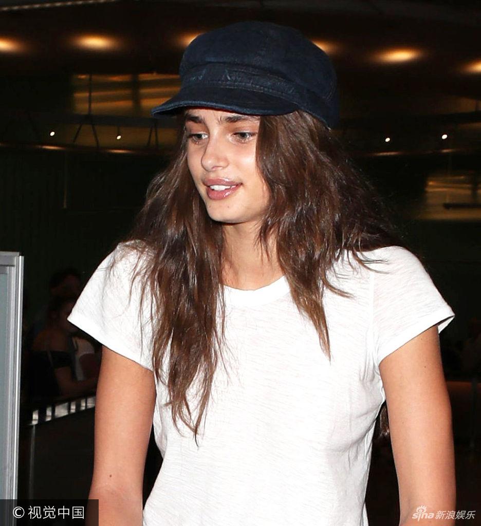 维密天使泰勒穿白t低调现身 卷发披肩露齿甜笑超迷人
