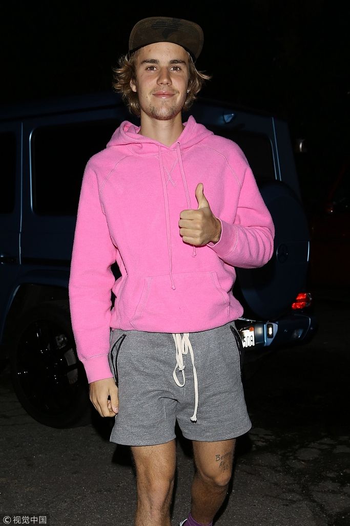 组图:比伯穿一身"骚粉"竖拇指 下身搭休闲短裤露肌肉_高清图集_新浪网