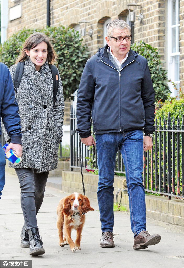 组图:62岁憨豆先生和小28岁女友恩爱遛狗 再现表情包_高清图集_新浪网