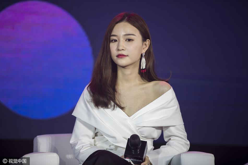 组图王思聪前女友雪梨现身深v衬衫小秀香肩锁骨