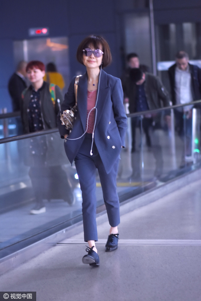 鲁豫西装干练似白领面露微笑