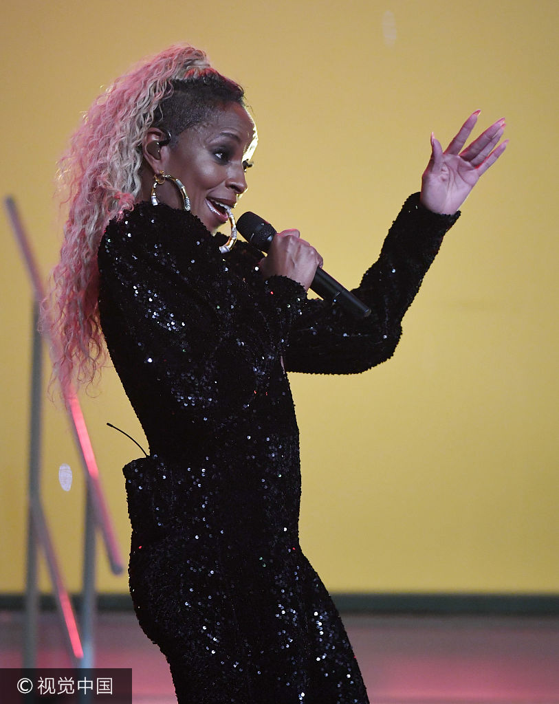 组图:46岁玛丽·j·布莱姬深v装秀酥胸 舞台激情燃唱