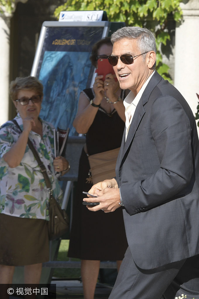 乔治·克鲁尼乘坐轮船怡然自得 黑超遮面不停挥手