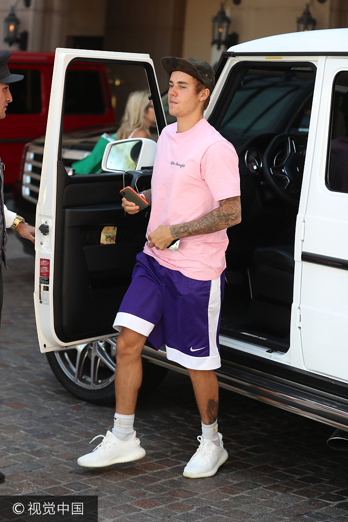 组图:贾斯汀·比伯还在用苹果5!休闲装秀花臂拍狗仔