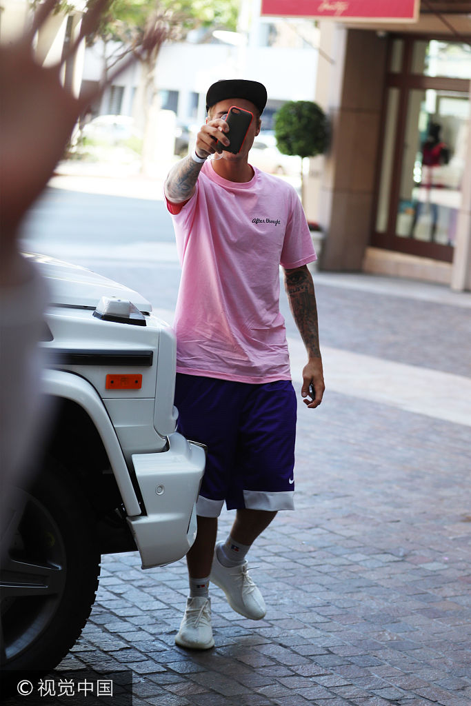 组图:贾斯汀·比伯还在用苹果5!休闲装秀花臂拍狗仔