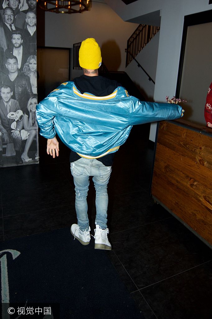 穿着ucla牌子外套和破洞仔裤现身,他半穿衣服变"半吊子",他的裤子