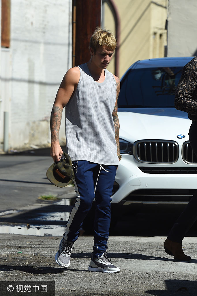 组图:比伯戴大金表与友人出街 手臂肌肉超健硕