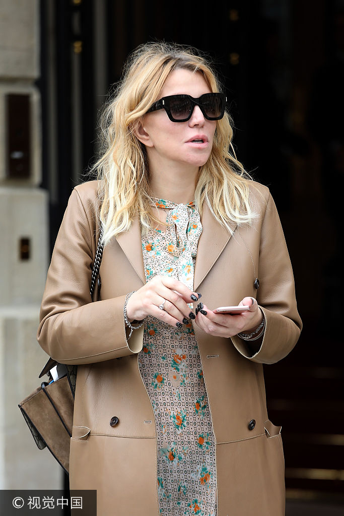 组图:科特妮-洛芙素颜现身显憔悴 皮衣 碎花长裙好帅气