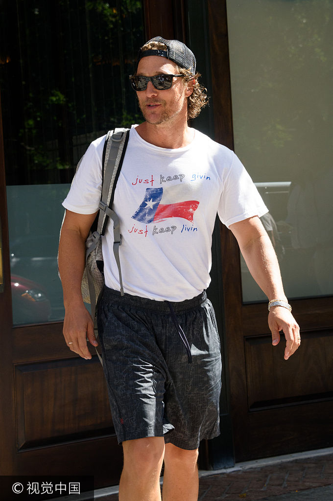 组图:马修·麦康纳白t 大裤衩一股居家风 反戴帽子超有型