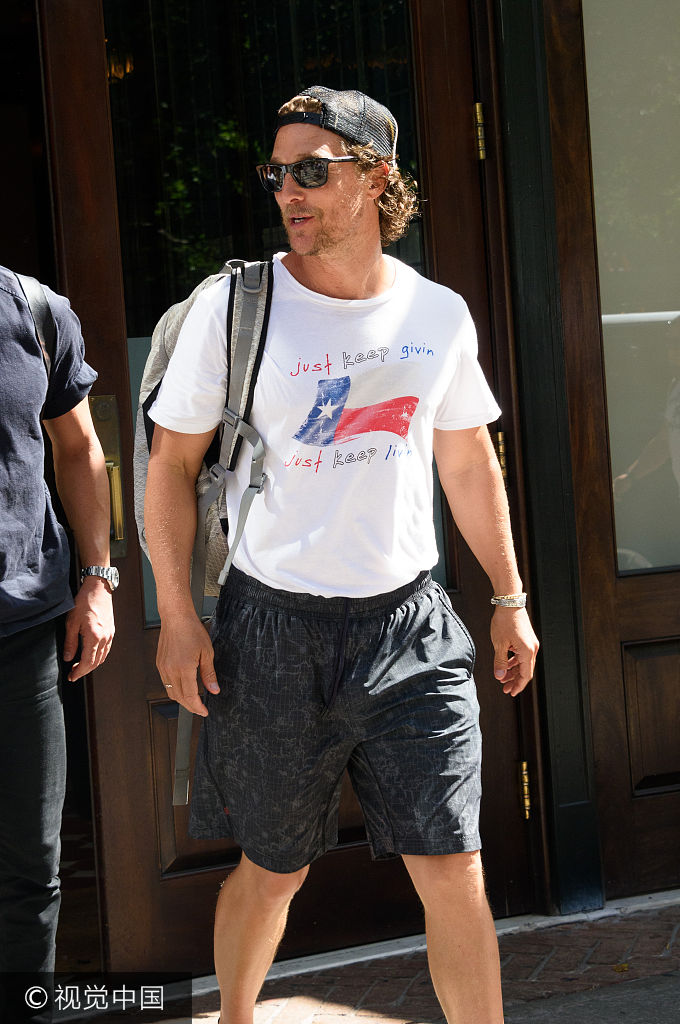 组图:马修·麦康纳白t 大裤衩一股居家风 反戴帽子超有型