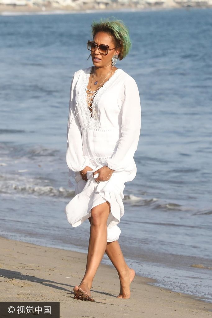 组图:海蒂·克鲁姆和mel b结伴游玩 与女儿玩亲亲超温馨