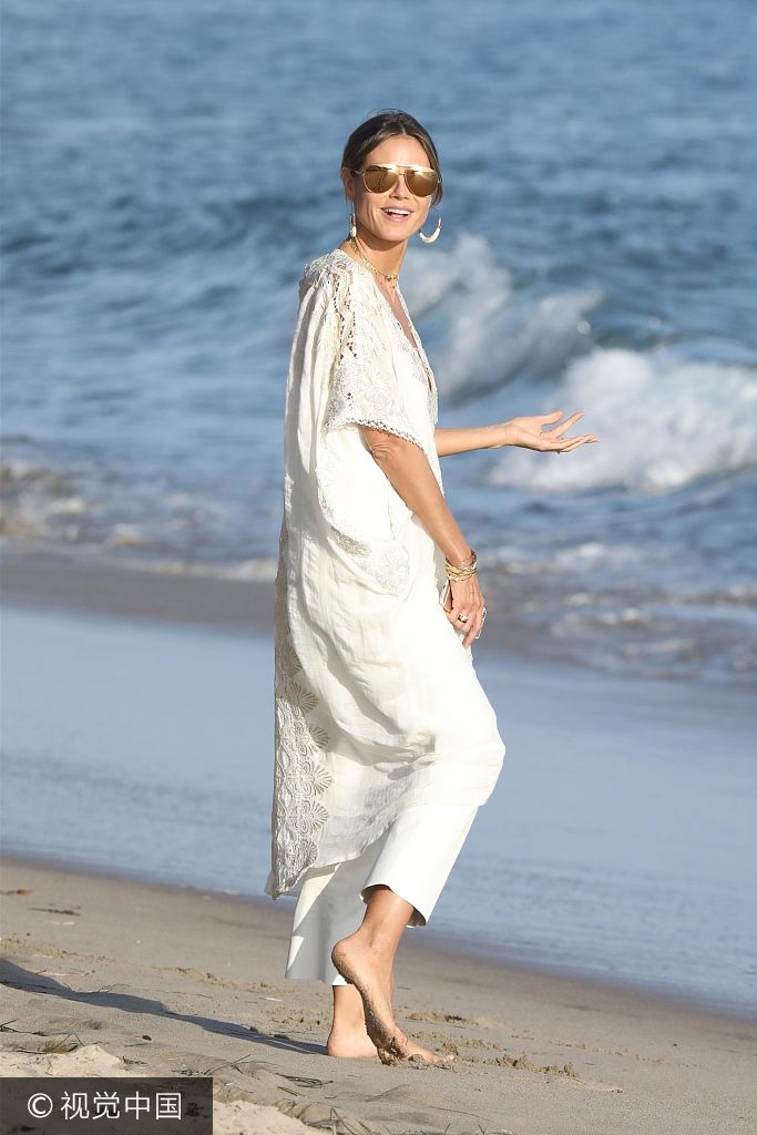 组图:海蒂·克鲁姆和mel b结伴游玩 与女儿玩亲亲超温馨_高清图集