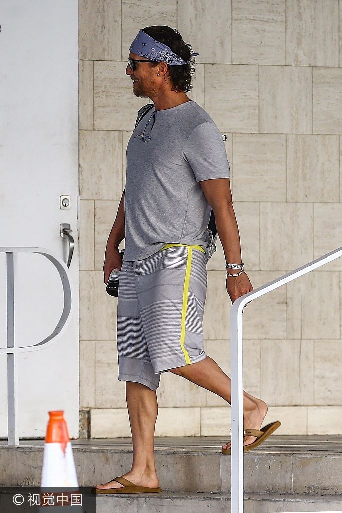 组图:马修·麦康纳戴发带耳钉 人字拖大裤衩显随性不羁