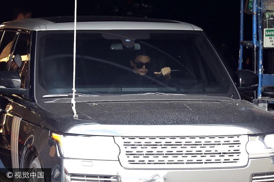 组图:肯达尔·詹娜开车霸气十足 面无表情做酷帅女司机