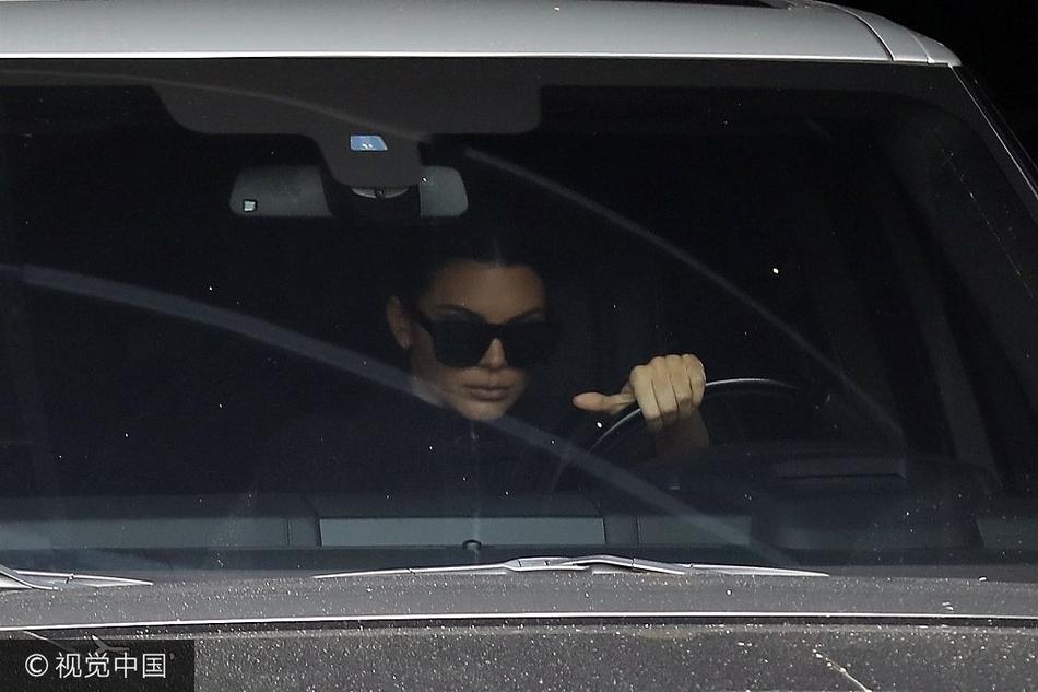 组图肯达尔詹娜开车霸气十足面无表情做酷帅女司机