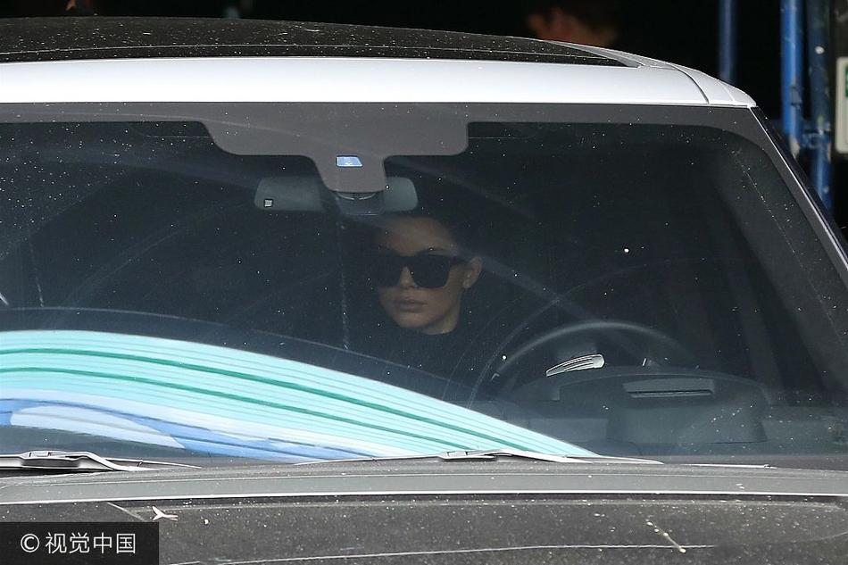 组图:肯达尔·詹娜开车霸气十足 面无表情做酷帅女司机