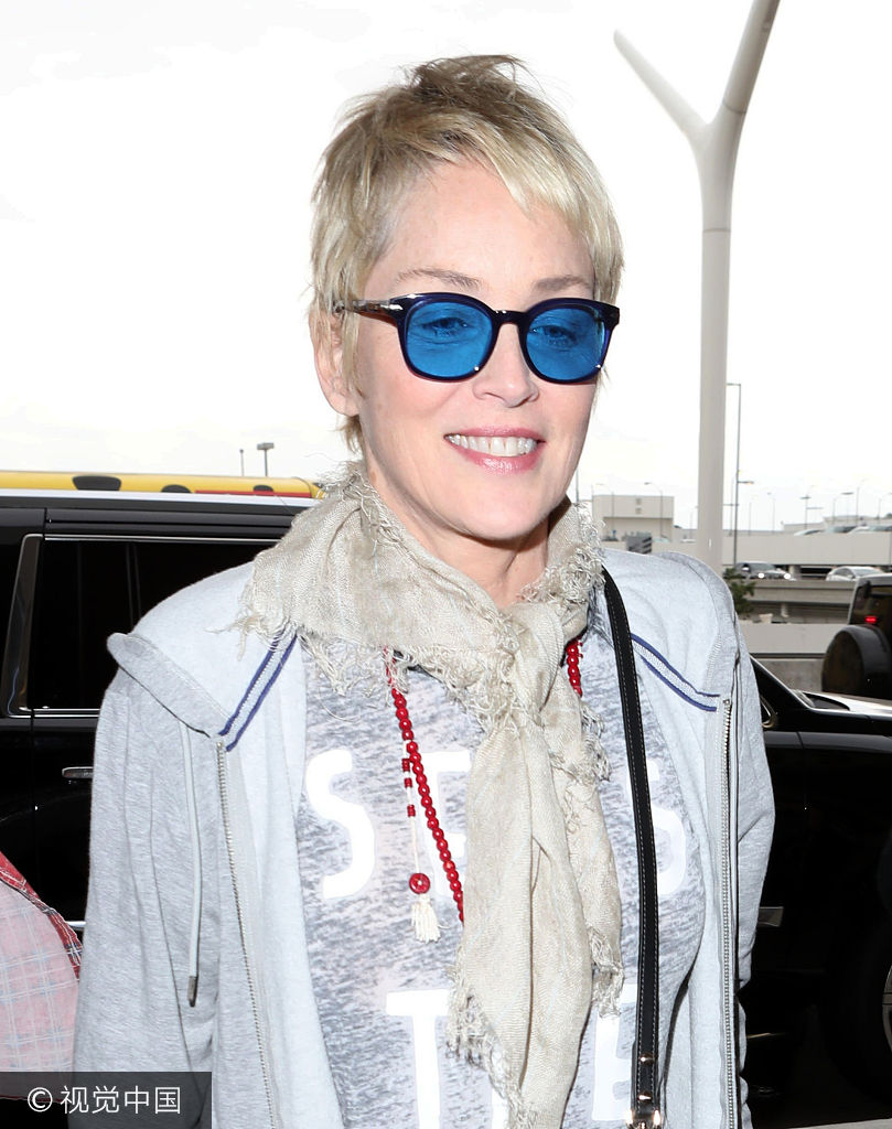 组图:莎朗·斯通灰色休闲装配短发 干练十足