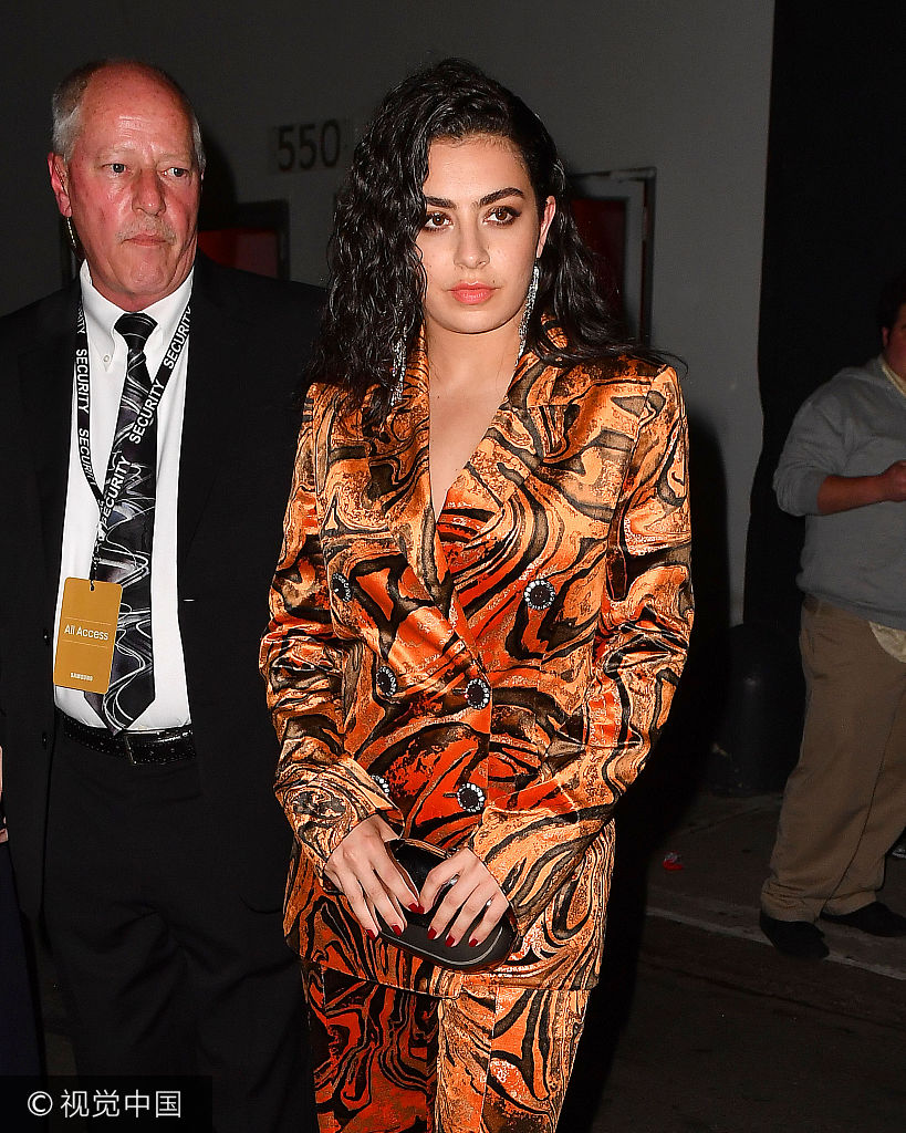 组图:歌手查莉xcx"豹纹"套装攻气十足 眼神高冷勾人