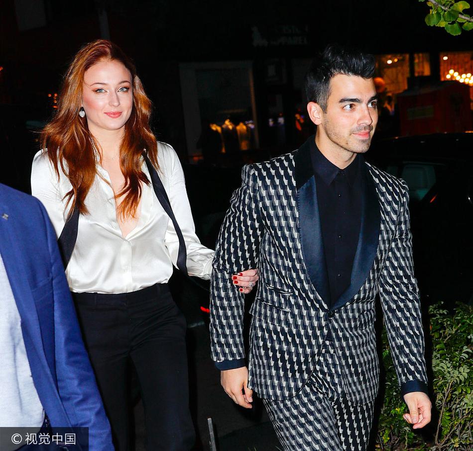 组图:与霉霉前男友乔纳斯开心订婚 索菲亚开胸衬衫秀性感