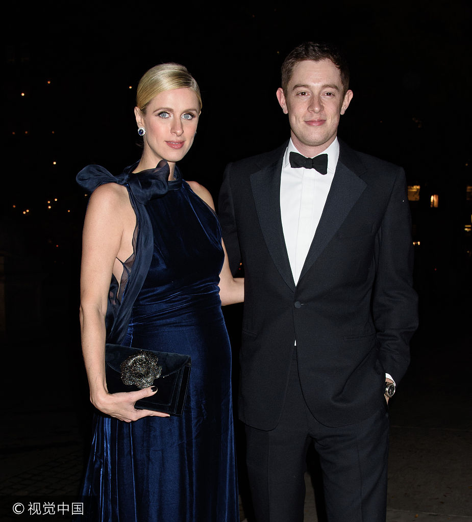 组图:希尔顿家二小姐妮基挺孕肚 穿华贵礼服气质依旧动人