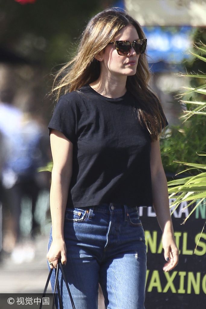 组图:蕾切尔·比尔森黑超遮面休闲范儿走路带风_高清图集_新浪网