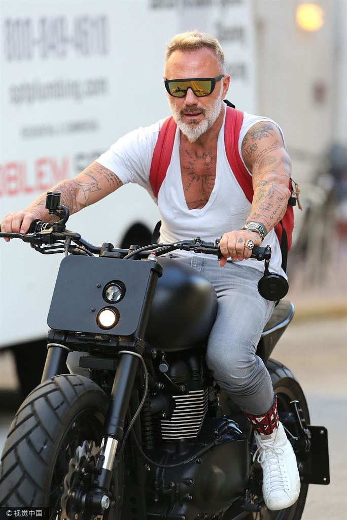 组图:50岁意大利富豪吉安·卢卡骑摩托车 荷尔蒙爆棚