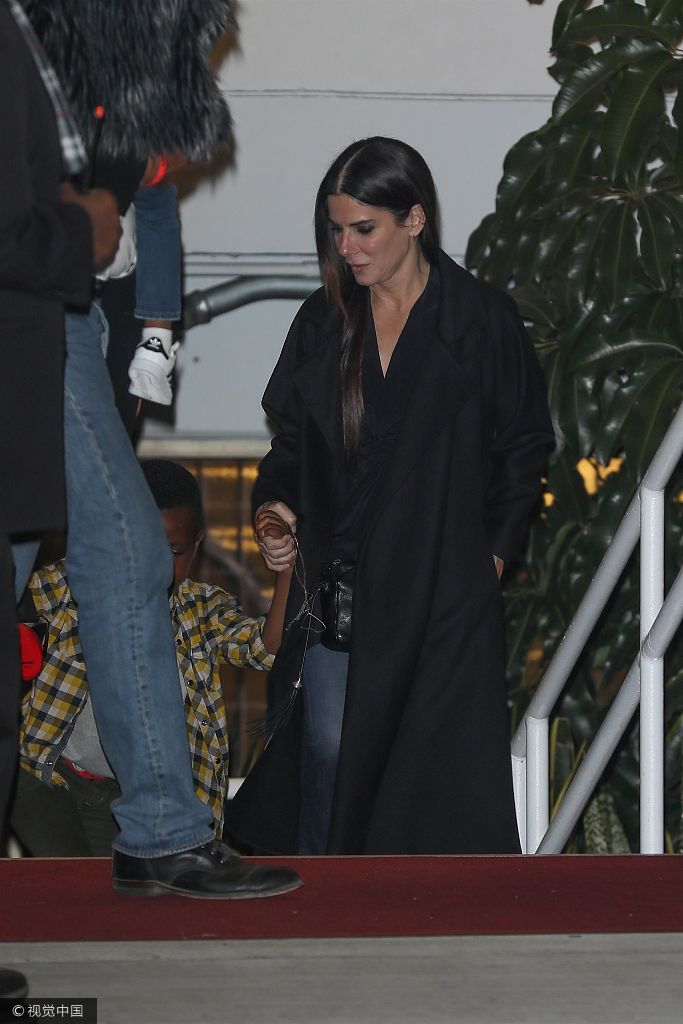 组图:布洛克和男友离开"火星哥"演唱会 养女由保镖护驾_高清图集_新浪