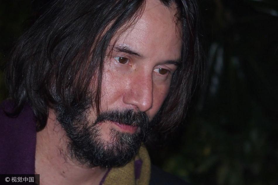 组图:基努·里维斯型男变"糙汉子" 胡子拉渣乱发蓬松