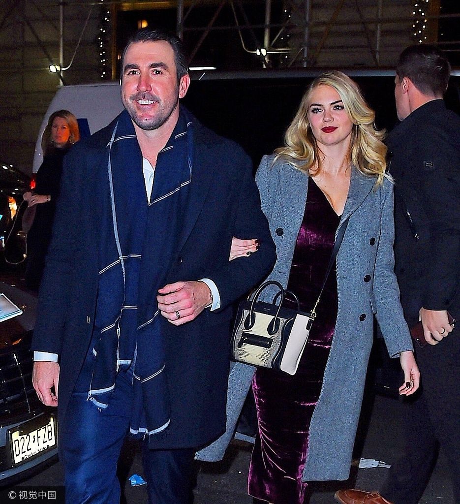 组图:凯特·阿普顿与男友情侣装大走英伦风 亲密相挽露蜜笑_高清图集