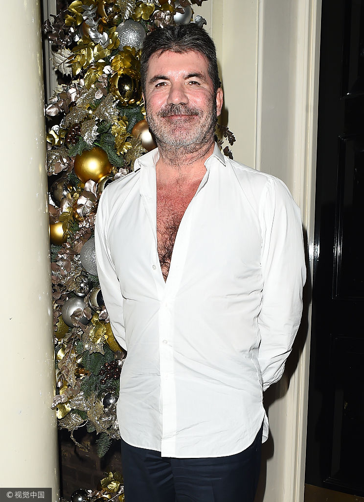 组图:西蒙·考威尔与女友出席活动 坐车内任拍露胸毛显豪放