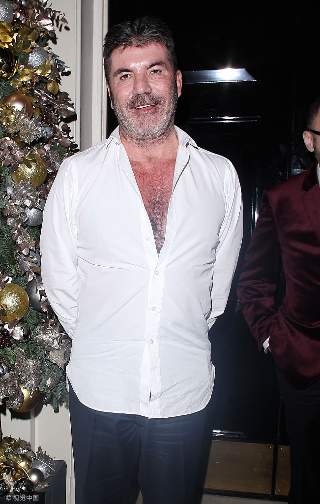 组图:西蒙·考威尔与女友出席活动 坐车内任拍露胸毛显豪放