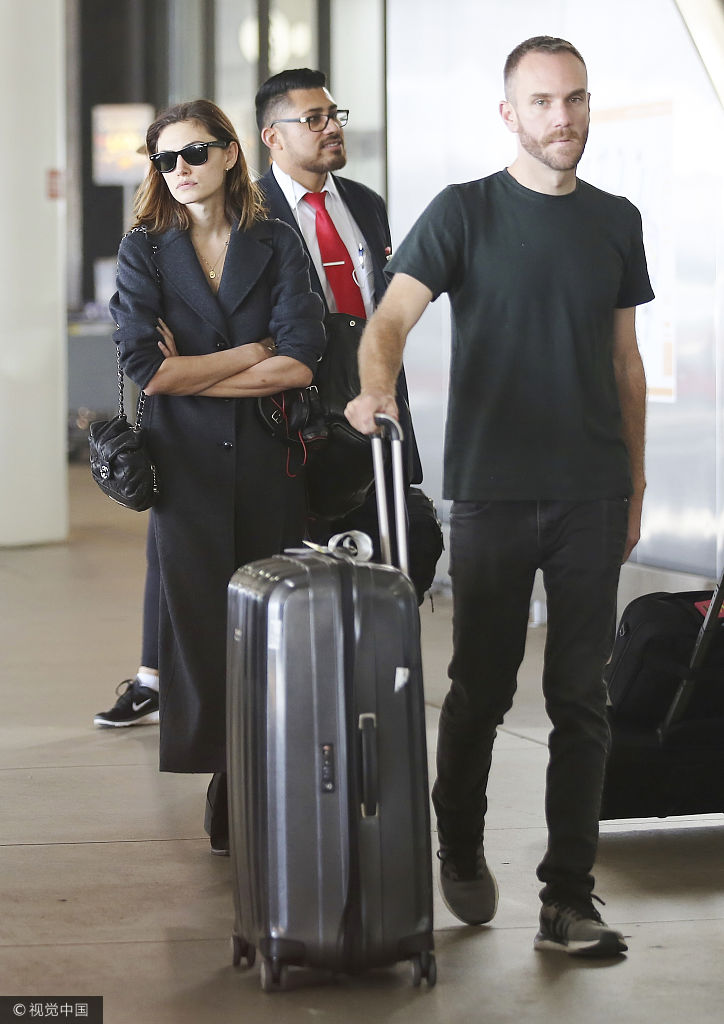 组图:菲比·托金双手抱胸高冷女王范儿 获新男友全程相伴_高清图集