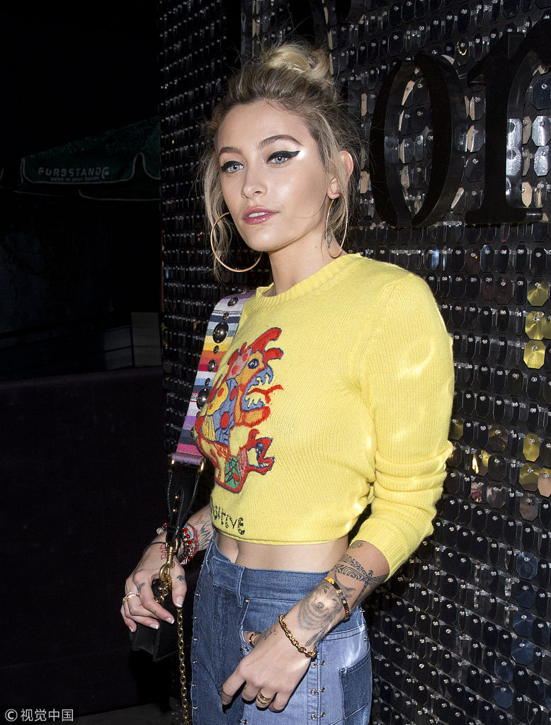 组图帕丽斯杰克逊画眼线电力十足露蛮腰手臂刺青超吸睛