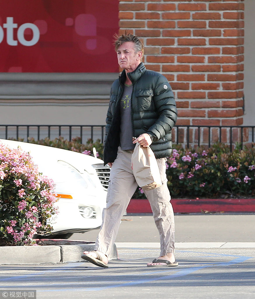 组图:影帝西恩·潘顶乱发潇洒不羁 拎半袋巧克力棒出街